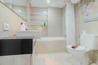Toilet Kamar Studio Elegant and Comfy Azalea Suites Apartment Cikarang By Travelio