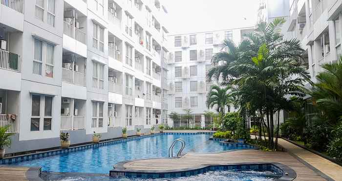 Kolam Renang Studio Best Price Apartment at Tamansari Skylounge By Travelio