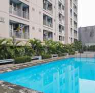 สระว่ายน้ำ 3 2BR Tranquil Apartment at Bintaro Park View By Travelio