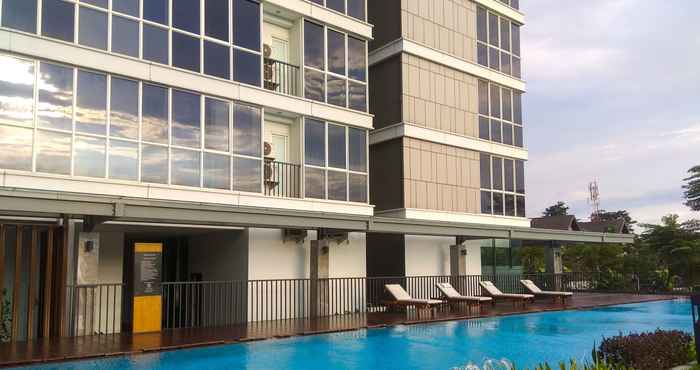 Kolam Renang 2BR Luxurious and Homey Lexington Apartment By Travelio