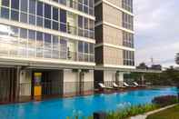 Kolam Renang 2BR Luxurious and Homey Lexington Apartment By Travelio