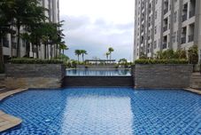 สระว่ายน้ำ 1BR Modern Living at Saveria Apartment By Travelio