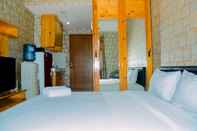 Kamar Tidur Comfy Studio Room Apartment at Gading Greenhill By Travelio