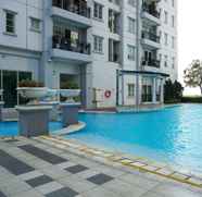 สระว่ายน้ำ 2  3BR at MOI Kelapa Gading Square Apartment By Travelio