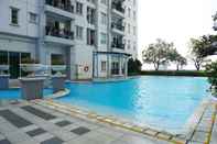 สระว่ายน้ำ  3BR at MOI Kelapa Gading Square Apartment By Travelio