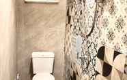 Toilet Kamar 6 24 Poshtel Salaya