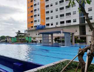 Kolam Renang 2 Studio New Modern Apartment at Green Pramuka City By Travelio 