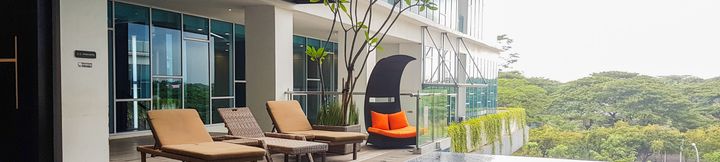 泳池 4 1BR Modern Look at Brooklyn Alam Sutera Apartment By Travelio