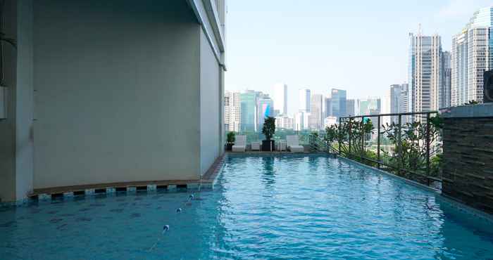 Kolam Renang 2BR Strategic Apartment with City View at FX Residence By Travelio