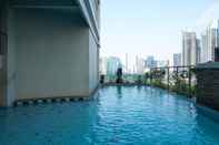 Kolam Renang 2BR Strategic Apartment with City View at FX Residence By Travelio