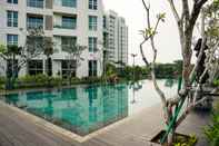 สระว่ายน้ำ 2BR Minimalist and Cozy at Citralake Suites Apartment By Travelio