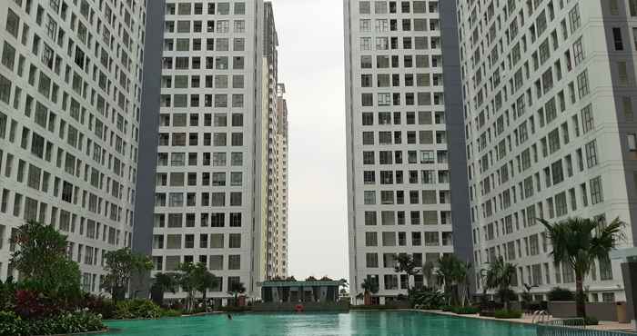 Kolam Renang 2BR Elegant and Convenient at M-Town Residence Apartment By Travelio