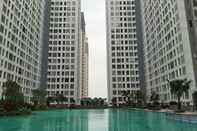 Kolam Renang 2BR Elegant and Convenient at M-Town Residence Apartment By Travelio
