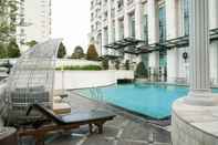 Kolam Renang 2BR Modern at The Belleza Apartment By Travelio