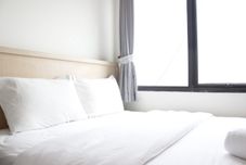 Phòng ngủ 2BR Premium Tamansari Panoramic Apartment By Travelio