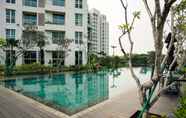 สระว่ายน้ำ 4 2BR Comfy and Cozy Citralake Suites Apartment By Travelio 