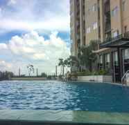 Kolam Renang 2 2BR Relaxing The Oasis near Waterboom Cikarang By Travelio