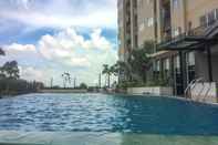 Kolam Renang 2BR Relaxing The Oasis near Waterboom Cikarang By Travelio