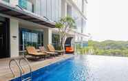 Kolam Renang 5 Modern and Luxurious 2BR Brooklyn Apartment By Travelio