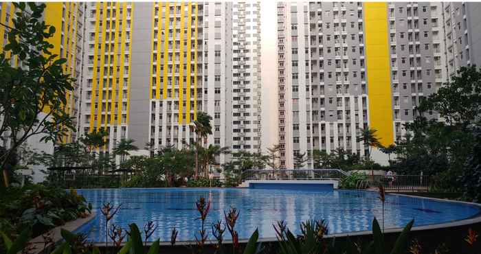 Swimming Pool 2BR Apartment @ Springlake Summarecon By Travelio