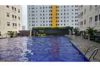Swimming Pool 1BR at Green Pramuka Apartment near Mall By Travelio