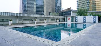 泳池 6 2BR Cozy at Empyreal Epicentrum Apartment By Travelio