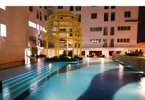 Kolam Renang 2BR Modern and Relax @ Bassura City Apartment By Travelio