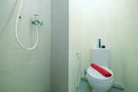 Toilet Kamar Studio Homey Apartment at Bogorienze Resort By Travelio