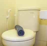 Toilet Kamar 4 Studio Homey and Simply Furnished Apartment at 19 Avenue By Travelio