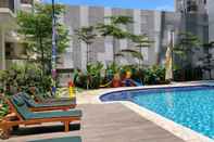 Swimming Pool Comfy and Strategic Studio Signature Park Grande By Travelio