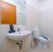 In-room Bathroom 5 Studio Exclusive Apartment at Woodland Park Residence By Travelio