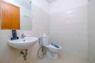 In-room Bathroom Studio Exclusive Apartment at Woodland Park Residence By Travelio