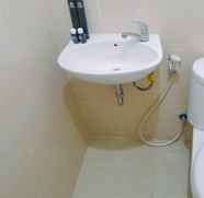 Toilet Kamar 4 Scenic Studio Room Bale Hinggil Apartment By Travelio