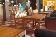 Bar, Cafe and Lounge Novie's Guest House Syariah