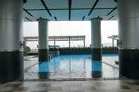 Kolam Renang Studio Beautiful at Cosmo Terrace Apartment By Travelio