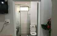 Toilet Kamar 7 Rich Can Tho Hotel