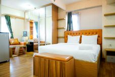 Bedroom Studio Furnished with Comfortable Design Green Pramuka Apartment By Travelio