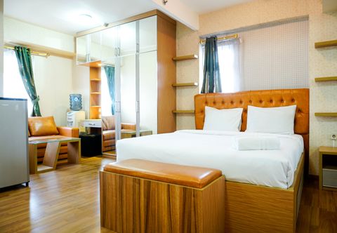 ห้องนอน Studio Furnished with Comfortable Design Green Pramuka Apartment By Travelio