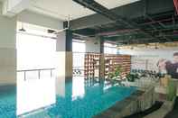 Kolam Renang 2BR Homey and Modern Apartment at Atlanta Residence By Travelio