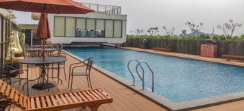 สระว่ายน้ำ 3 Studio Minimalist and Posh Dave Apartment By Travelio