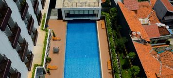 สระว่ายน้ำ 4 Studio Minimalist and Posh Dave Apartment By Travelio