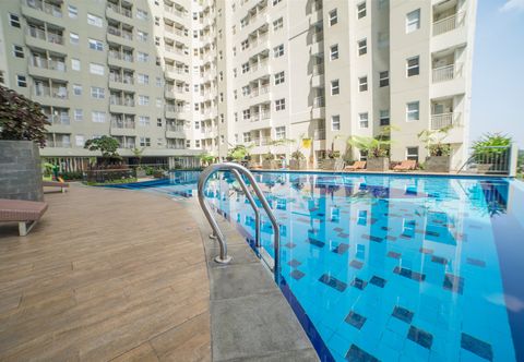 スイミングプール 2BR Zestful Apartment at Parahyangan Residence By Travelio