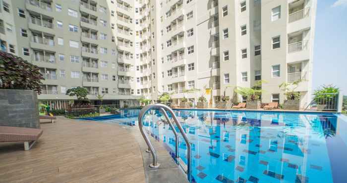 สระว่ายน้ำ 2BR Zestful Apartment at Parahyangan Residence By Travelio