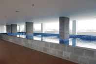 Swimming Pool Studio Minimalist Apartment at Poris 88 with City View By Travelio