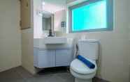 Toilet Kamar 5 Comfy 2BR Apartment at Pejaten Park By Travelio