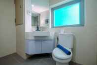 Toilet Kamar Comfy 2BR Apartment at Pejaten Park By Travelio