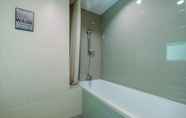 Toilet Kamar 6 Comfy 2BR Apartment at Pejaten Park By Travelio