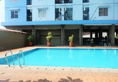 Kolam Renang 4 Studio Simply Minimalist at Green Park View Apartment By Travelio