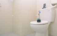 Toilet Kamar 3 Studio Cozy and Modern Signature Park Grande Apartment By Travelio