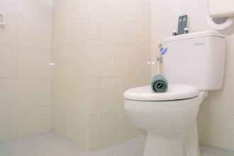 Toilet Kamar 4 Studio Cozy and Modern Signature Park Grande Apartment By Travelio